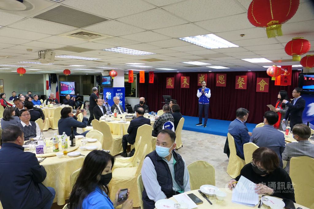 ▲國民黨11日晚間在中央黨部舉辦尾牙，邀請黨員同樂，黨主席朱立倫說，尾牙是感恩時刻，感謝大家在基層的辛苦，但他也對無法給予任何豐厚的年終，感到抱歉。中央社記者劉冠廷攝 112年1月11日