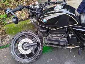 BMW重機毀了！新北男騎車上班　疑過彎失控自撞水泥護欄

