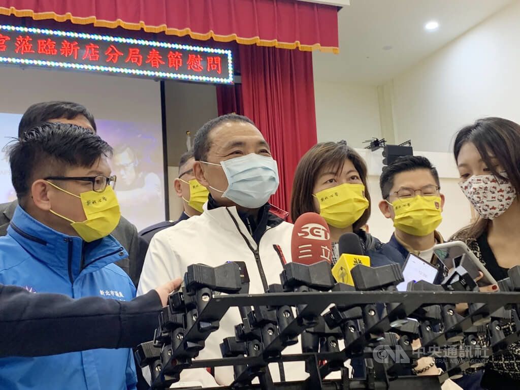 ▲國民黨11日晚間睽違6年舉辦尾牙，新北市長侯友宜（前左2）未出席，而是到新店進行新北市112年加強重要節日安全維護工作慰問。侯友宜受訪時表示，今天晚上行程早已排定，鼓勵相關人員「是我們本分該做的」。中央社記者高華謙攝 112年1月11日