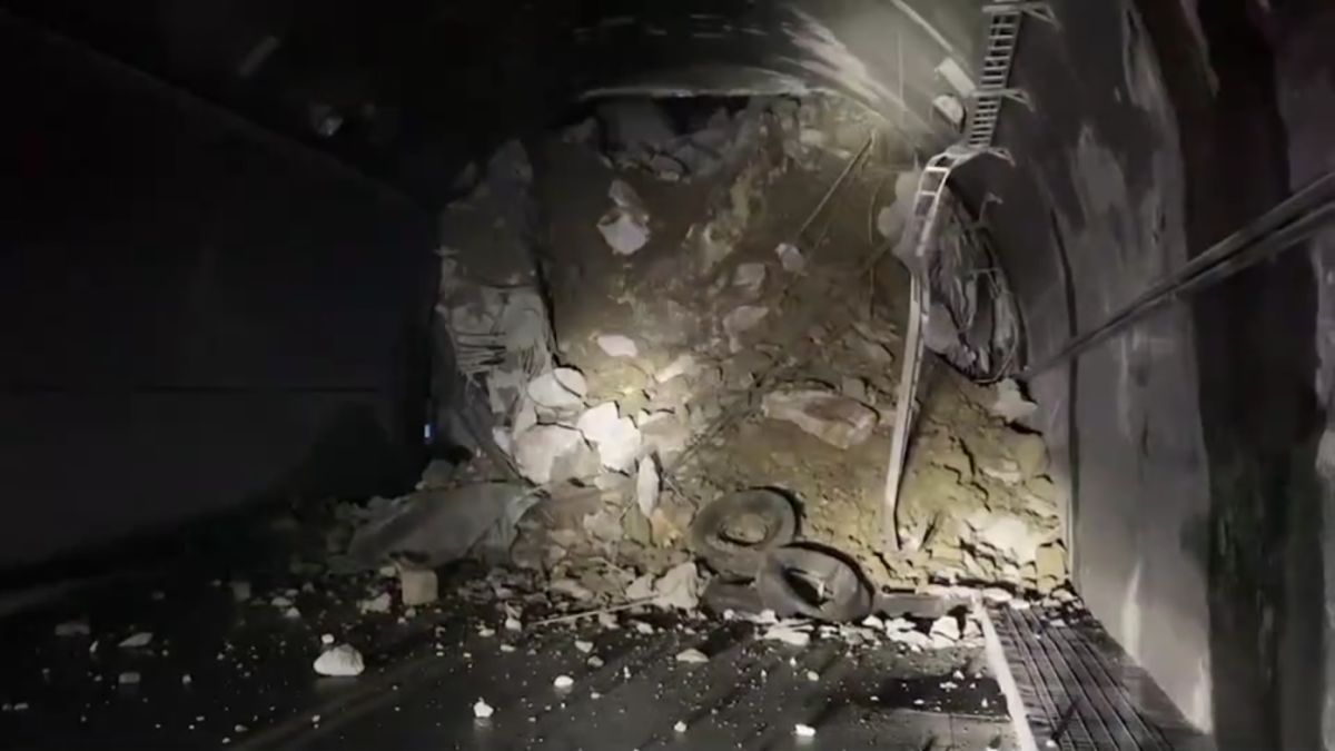 ▲蘇花公路159.3公里處大清水隧道，今（12）日凌晨大量土石坍方，雙向交通中斷。（圖／翻攝自記者爆料網）