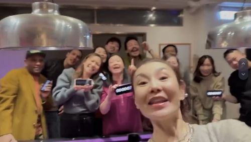 ▲▼張曼玉和友人倒數跨年,氣氛歡樂。(圖/翻攝自張曼玉抖音) ▲▼張曼玉和友人倒數跨年,氣氛歡樂。(圖/翻攝自張曼玉抖音)