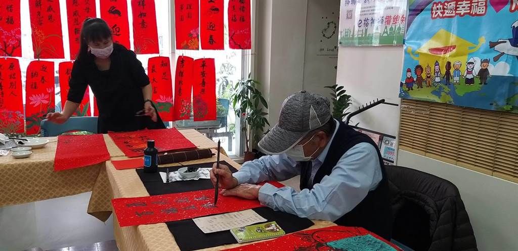 ▲書法家現場解說年畫由來及演示松竹梅畫法。（圖／移民署提供）