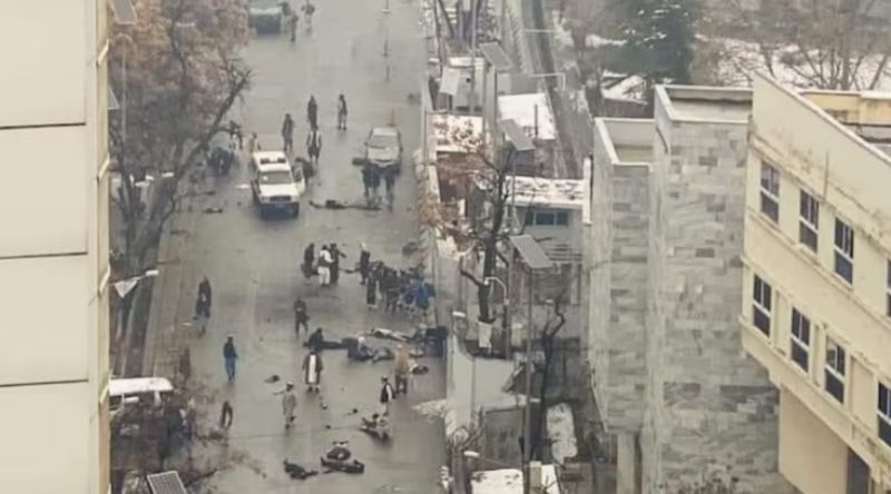 ▲阿富汗外交部周遭11日發生自殺炸彈爆炸事件，造成至少20人喪生、40多人受傷，激進組織「伊斯蘭國」（IS）宣稱犯案。（圖／翻攝自India Today）