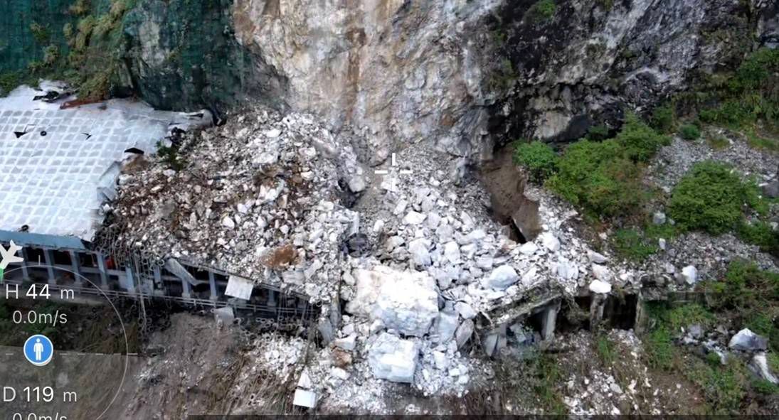 ▲昨（11）日深夜11點55分，蘇花公路台9線159K+300(大清水隧道)南口發生坍方，坍方量估計約1200立方公尺。（圖／公路總局）