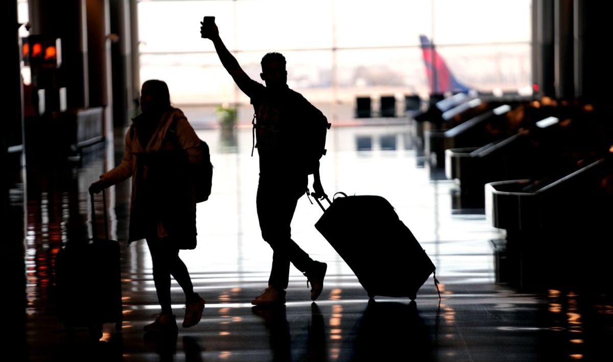 ▲美國聯邦航空總署（FAA）表示，全美各地航班起降受到系統故障影響一度停飛後，目前正逐步恢復正常運作，然而班機誤點情況可能持續到13日。（圖／美聯社／達志影像）