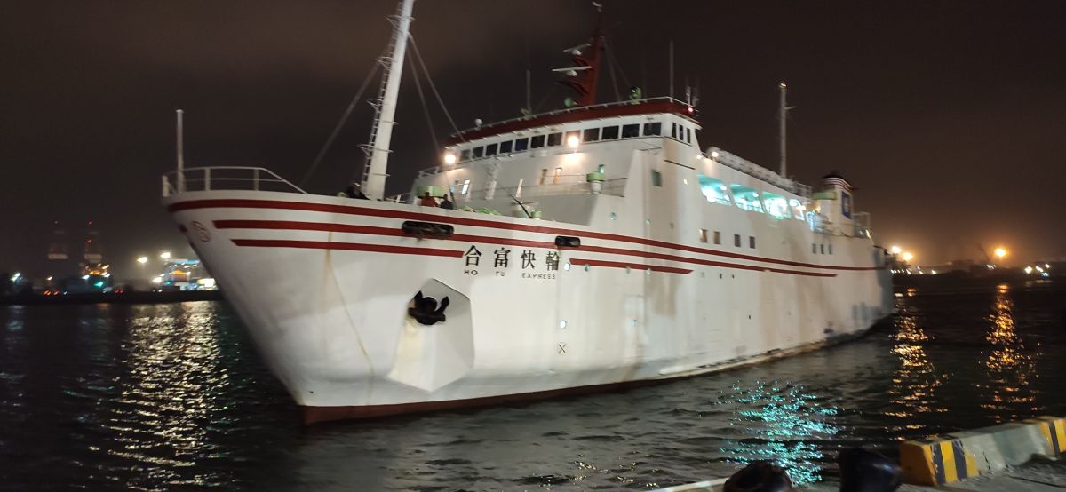 ▲今日晚間7點，可搭載442人的合富快輪便會投入疏運工作，明（13）日也將有不同船舶加入。（圖／航港局提供）