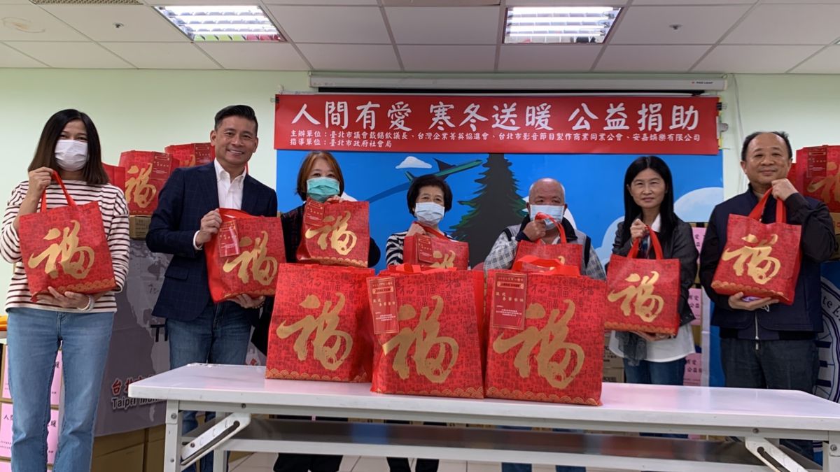 ▲台北市議會議長戴錫欽（左二）協同台灣企業菁英協進會理事長林湘評，一同致贈「暖心福袋」給地方弱勢家庭。（圖／戴錫欽辦公室提供）