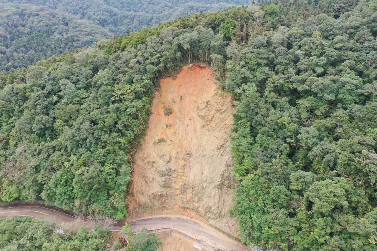 ▲林試所指出，因尼莎颱風及奈格颱風接連豪雨影響，福山聯外道路沿途多處發生土石崩塌災害，其中2.8K管制站前方上邊坡崩塌面積陸續擴增至2000平方公尺。（圖／林試所提供）