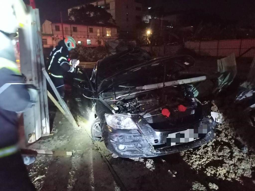 ▲桃園市平鎮區中興路，昨晚發生一起自撞車禍，越南籍駕駛送醫後宣告不治。（圖／翻攝畫面）