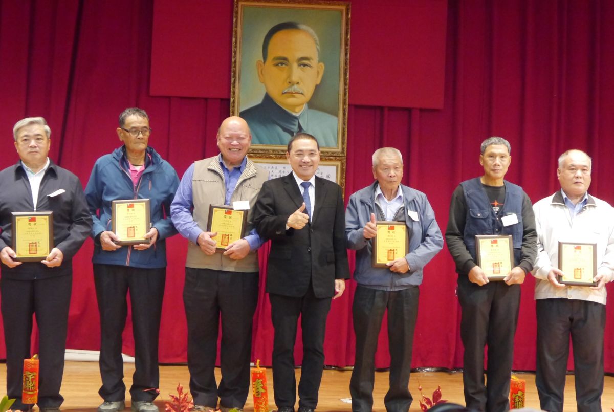 ▲新北市農會慶祝112年農民節慶祝大會，侯友宜頒發優秀人員獎狀並合照紀念。（圖 ／記者吳嘉億攝，2023.01.12）