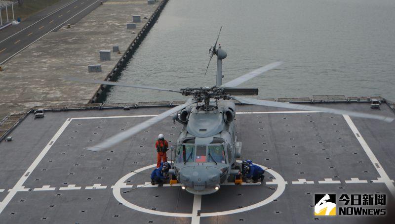 ▲S-70C反潛直升機降落玉山艦直升機甲板。(圖/記者呂炯昌攝,2023.1.12)