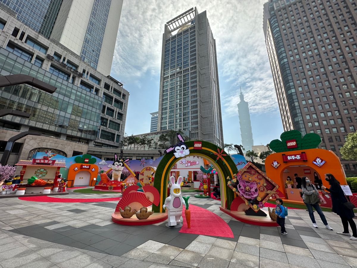 ▲樂高新年活動於即日起到2/19在統一時代百貨台北店展開，展示了巨大化的新春場景，另有闖關活動，可以免費拿到限定版小兔子積木組。(圖／記者周淑萍攝)