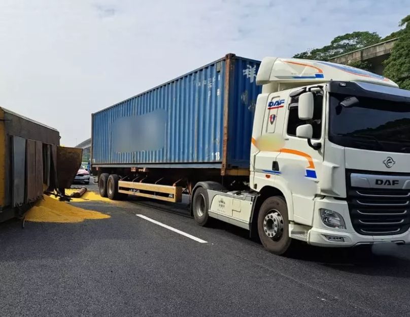 ▲當時2輛貨車不明原因發生追撞，造成其中1輛滿載雞飼料的貨車側翻倒地。（圖／翻攝畫面）