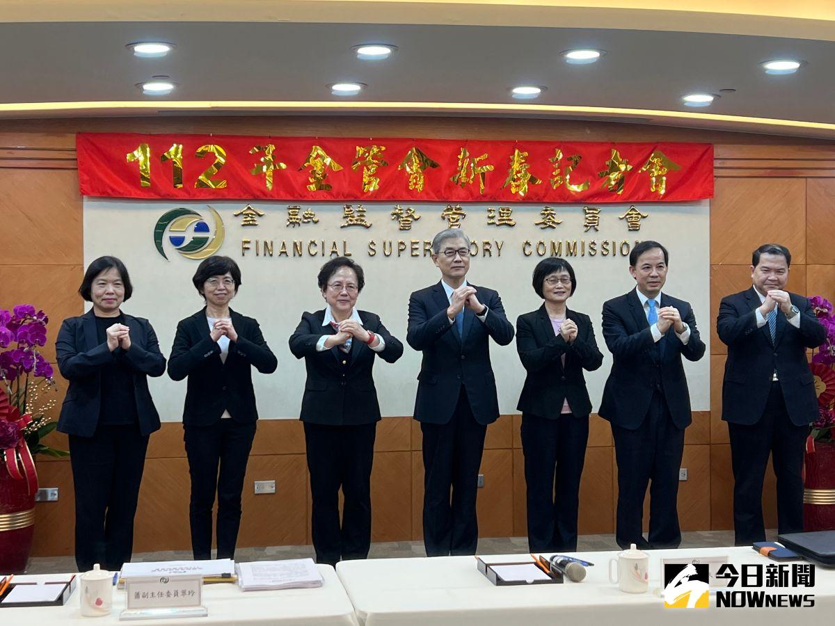 ▲金管會今（12）日舉行新春記者會，由金管會主委黃天牧（圖中）帶領兩位副主委及各局處首長拜早年。（圖／記者顏真真攝）