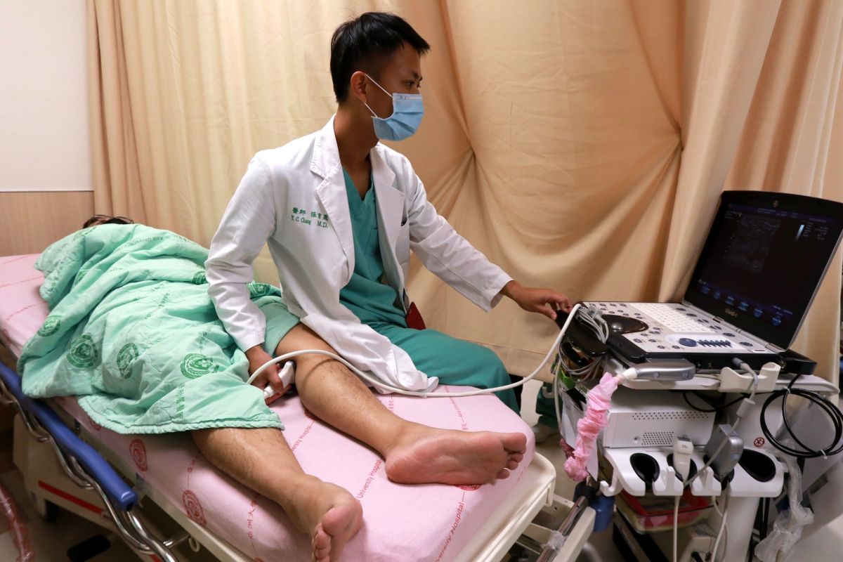 ▲醫師透過超音波檢查患者血管狹窄、阻塞狀況(圖／醫院提供2023.1.12)