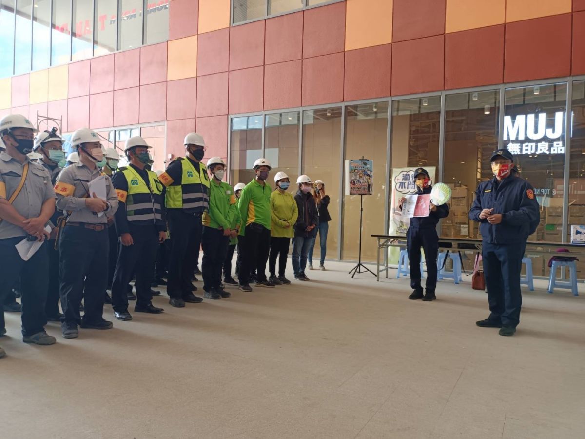 ▲台中第三警分局副分局長陳春安率領幹部，針對將試營運的「Mitsui Shopping Park LaLaport」大型購物中心可能帶來的治安交通問題，事先沙盤推演（圖/記者鄧力軍翻攝）