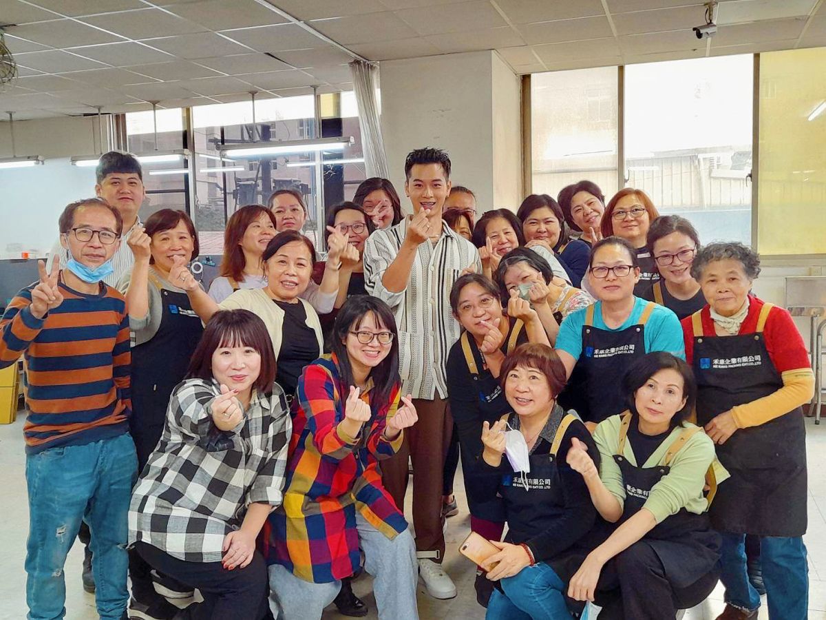 ▲高爾宣（中）親赴印刷廠去實際體驗專輯生產的流程。（圖／龍大謝音樂提供）