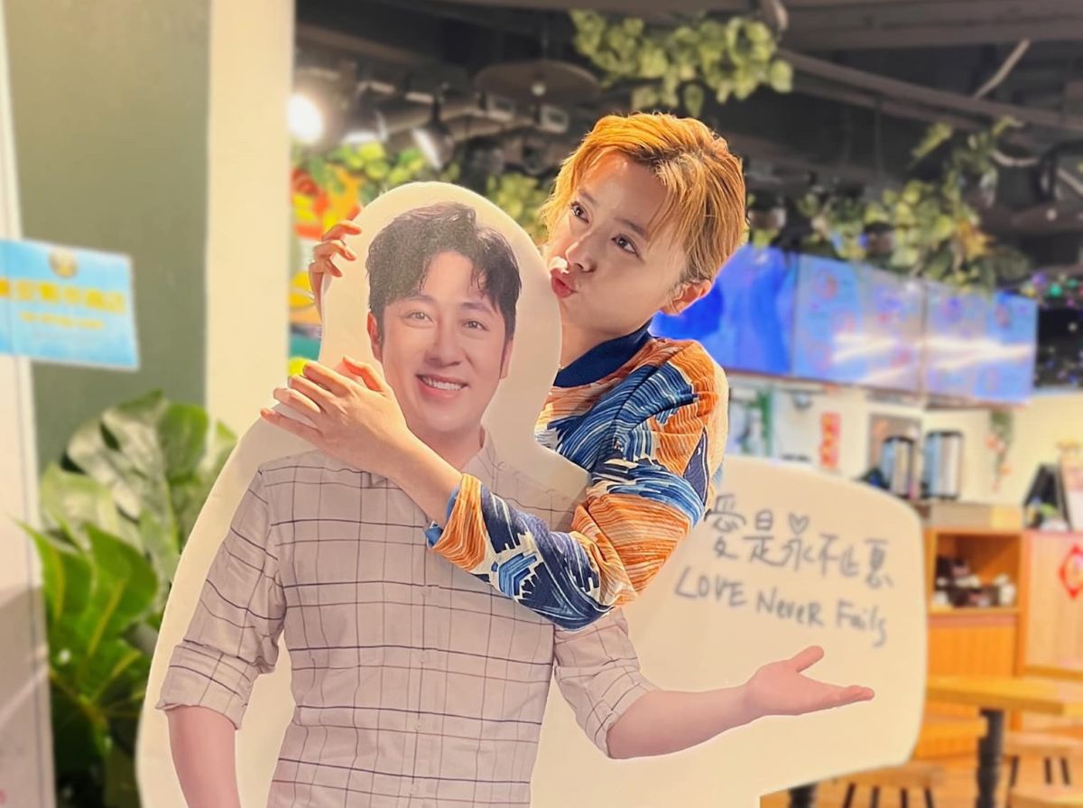 ▲王瞳抱著艾成立牌入鏡，坦言花了5個月時間，才有勇氣踏入兩人經營的餐廳。（圖／翻攝自王瞳FB）