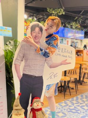 ▲艾成的餐廳仍留著他的人形立牌，歡迎粉絲前來拍照。（圖／翻攝自王瞳FB）