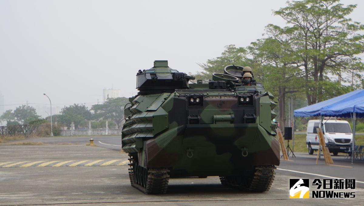 今日軍武／救災、搶灘都犀利！AAV7「海上計程車」輾爆民車引熱議