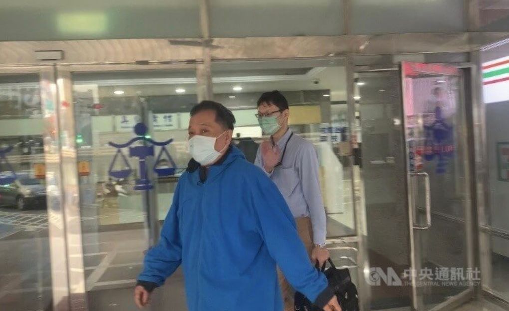 ▲新北市立火化場林姓員工（前）涉嫌收受收殯葬業者賄賂遭檢方聲押禁見，新北地院12日下午裁定50萬元交保。中央社記者高華謙攝 111年1月12日