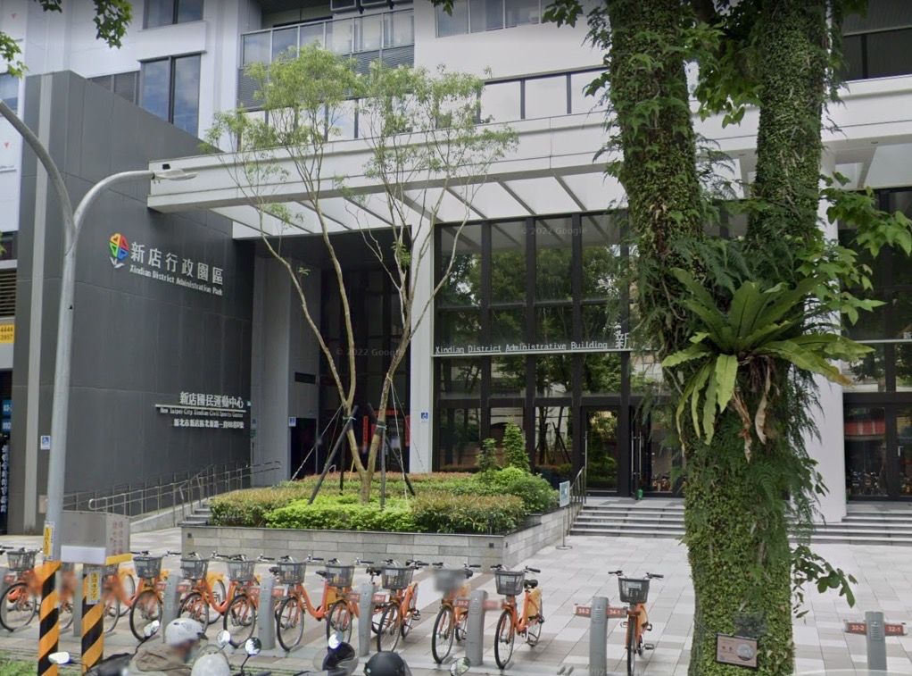 ▲一名男子到新店區公所叫囂，不但不理警方規勸，還持刀襲警。（圖／翻攝自Googlemap）