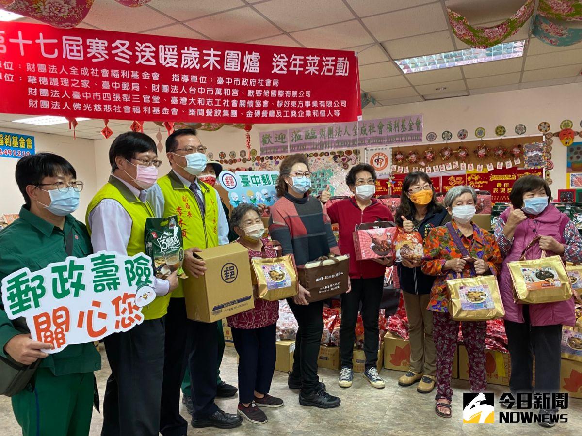 ▲歲月送暖，全成攜同台中郵局宅配愛心年菜及物資給獨老。（圖／記者金武鳳攝，2023.1.12)