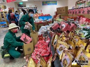歲末送暖獨老17年 全成攜手台中郵局宅配年菜到府 ▲全成歲末送暖獨老17年,受到愛心企業持續幫助,今年募得豐盛物資,台中郵局出動人力郵物車協助快遞到府。(圖/記者金武鳳攝,2023.1.12)