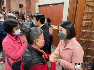 賴清德今日於台北士林舉行政見會,吳思瑤也陪同與支持者一一握手。 ▲賴清德今日於台北士林舉行政見會,吳思瑤也陪同與支持者一一握手。(圖/記者黃宣尹攝,2023.01.12)