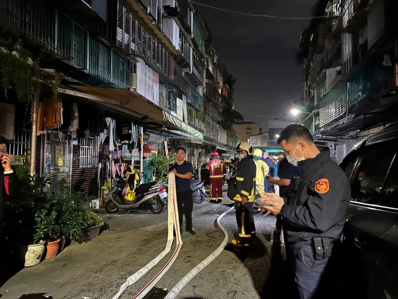 ▲台北市大同區大龍街79巷一處民宅頂加，昨晚深夜傳出火警，屋內一位男子被發現時已成焦屍。（圖／翻攝自陳怡君臉書）