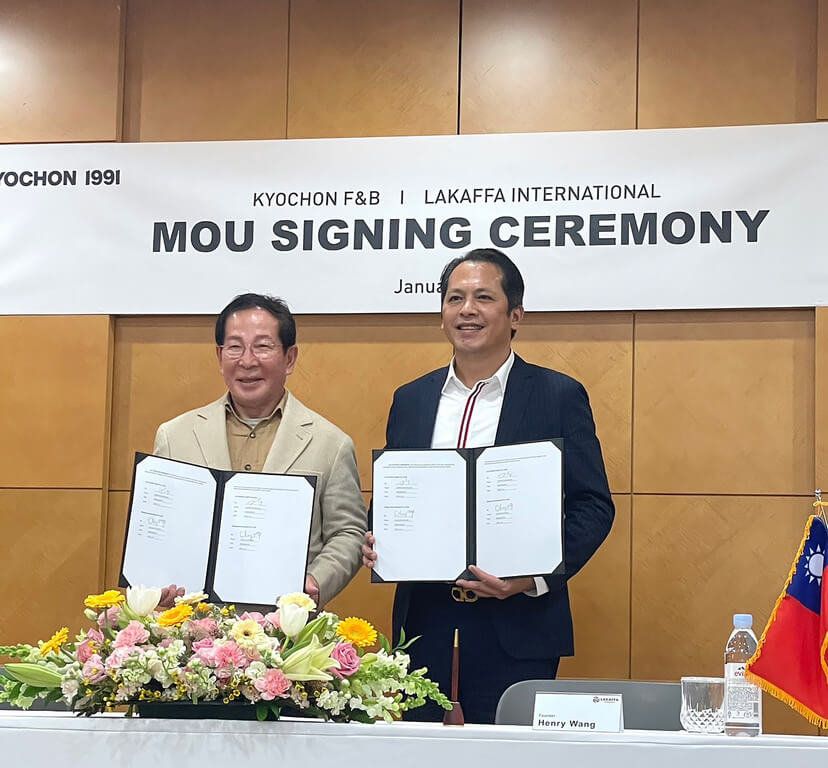 ▲六角子公司王座國際取得韓國炸雞品牌「橋村炸雞」獨家代理權。左起橋村創辦人權原鋼、六角董事長王耀輝。（圖／六角提供 中央社記者江明晏傳真 112年1月12日）