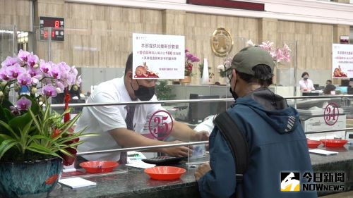 ▲根據中央銀行表示，今年將開放全台8家銀行、郵局，共455家指定分行提供兌換新鈔服務。（圖／記者朱永強攝）