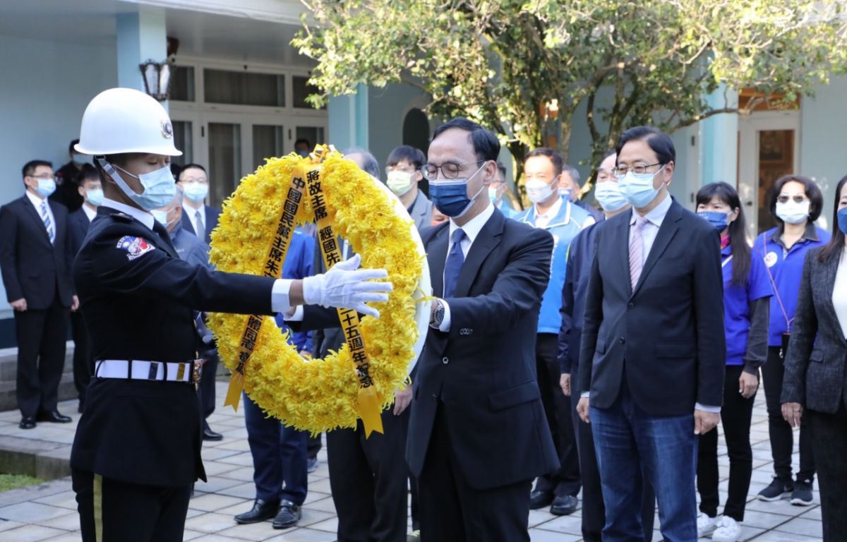 ▲故總統蔣經國先生逝世35週年，中國國民黨主席朱立倫今（13）日率領黨務主管、中常委等人親往桃園大溪頭寮陵寢謁陵。（圖／國民黨提供）