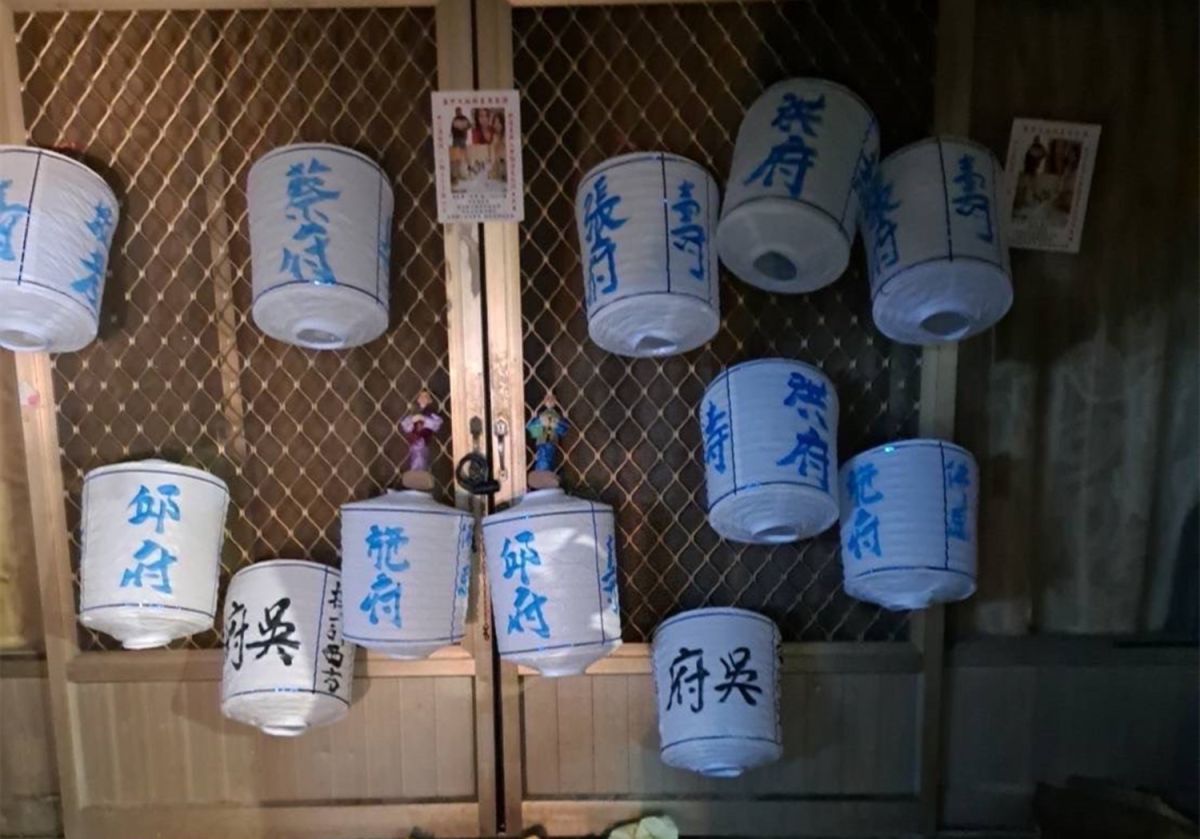 ▲暴力討債集團在被害人住處吊掛冥燈、張貼欠債海報洗門風。（圖／翻攝畫面）