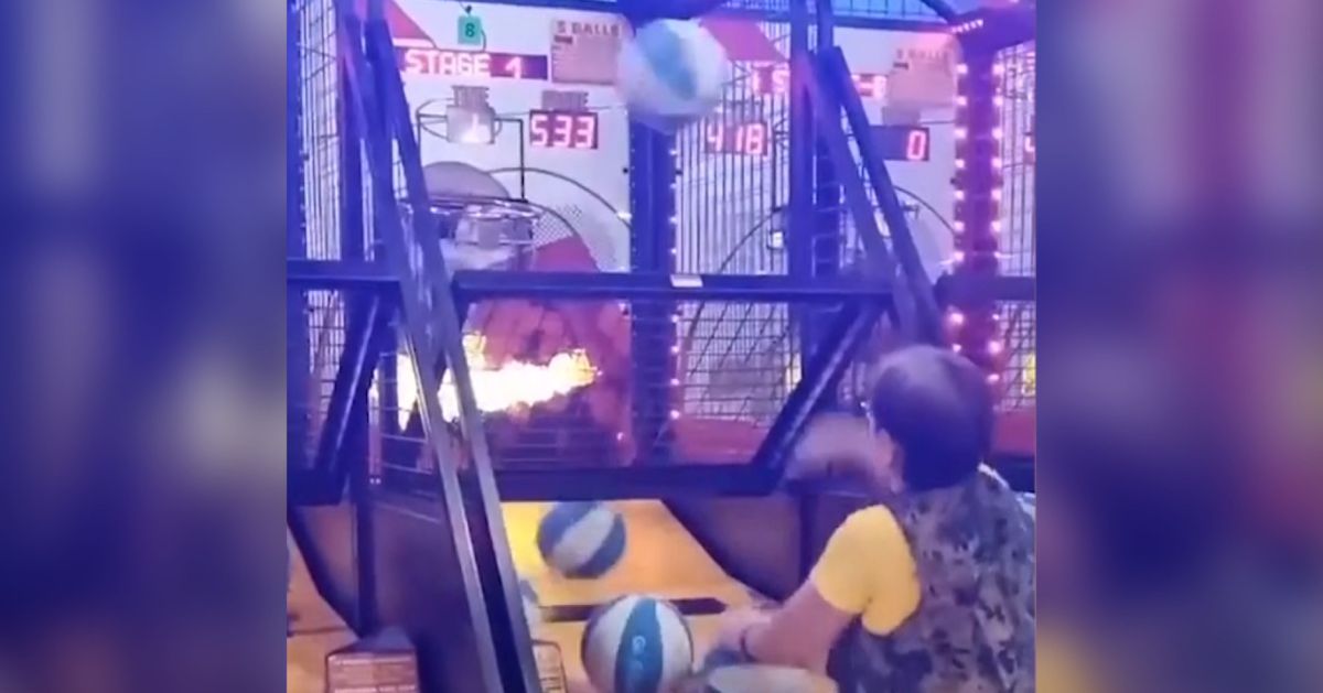 ▲菲律賓卡蘭巴市一位阿嬤玩投籃機，輕輕鬆鬆就破了機台紀錄。（圖／AP+ Viral Press）