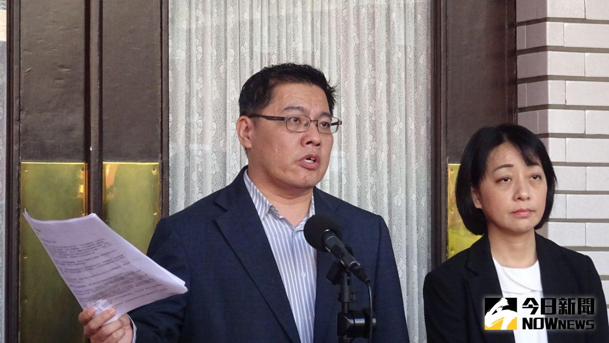 ▲《平均地權條例》修法立院完成三讀，針對預售屋轉售，內政部代理部長花敬群表示，未來仍能轉售，而且上路前還有日出條款作為配套。對此，時代力量立委批評民進黨政府打炒房是「玩假的！」(圖／記者呂炯昌攝，2023.1.13)