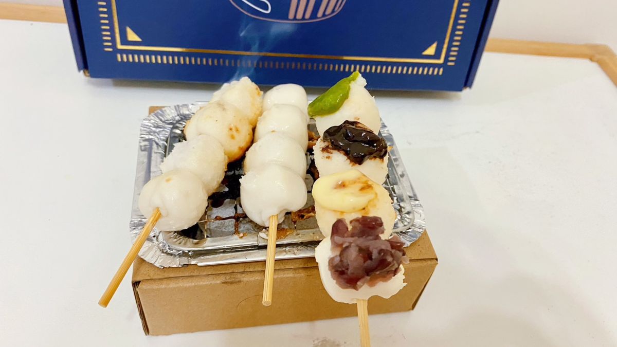 ▲搶攻過年伴手禮商機，外婆茶屋推出「烤糰子禮盒」，內附糰子、調料、小炭爐，讓民眾在家DIY自烤日式點心。（圖／記者黃韻文攝）