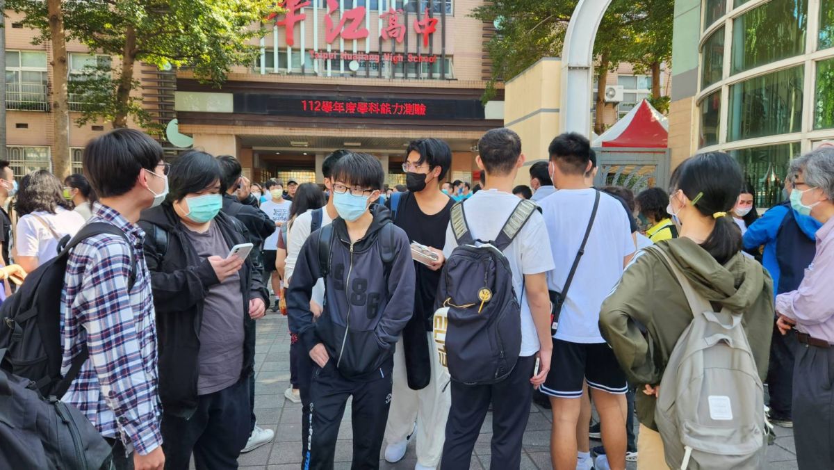 ▲今天2月22日是文昌帝君聖誕，正在準備考試的學子們，或是想要升官升職的上班族，快把握今天開運。（示意圖，非當事人／記者李琦瑋攝）