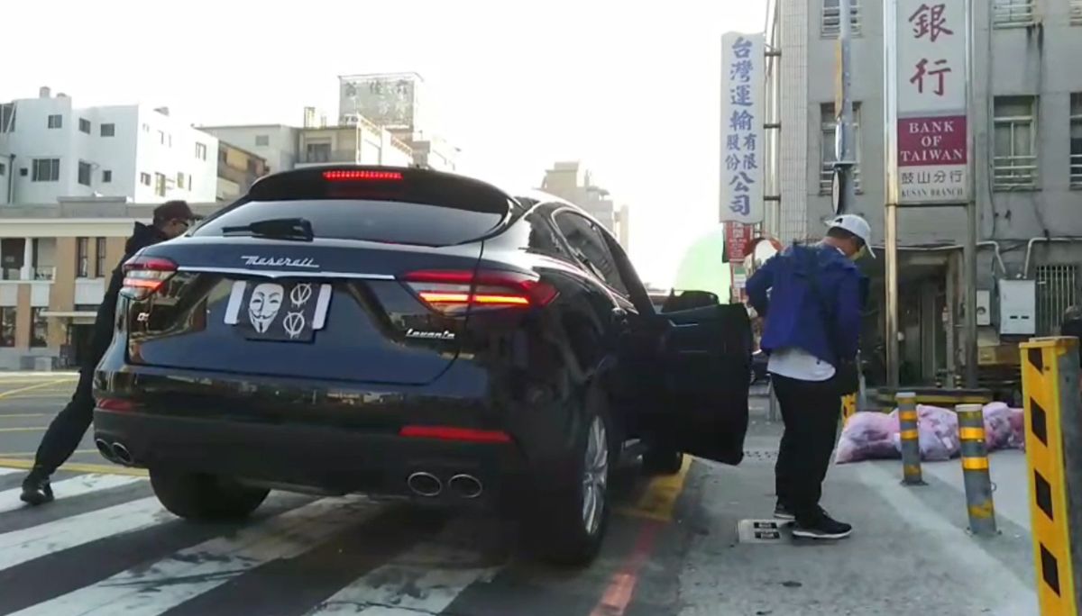 ▲鼓山分局昨天舉辦「金融機構防搶演練」，由刑警扮V怪客搶匪，駕駛租來的瑪莎拉蒂超跑搶銀行，分局長蔡鴻文笑稱，萬一不小心刮到，真的會「目屎那滴」。（圖／鼓山分局提供） 