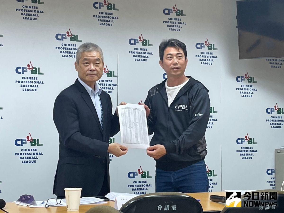 ▲世界棒球經典賽36人名單公布，林岳平總教練與楊清瓏中職秘書長（左）。（記者吳政紘攝）