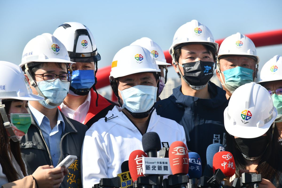 ▲對於洪秀柱喊話要勇於表態，侯友宜視察三鶯大橋改建等地方工程受訪時回應，他現在還是新北市長。（圖 ／記者吳嘉億攝，2023.01.13）