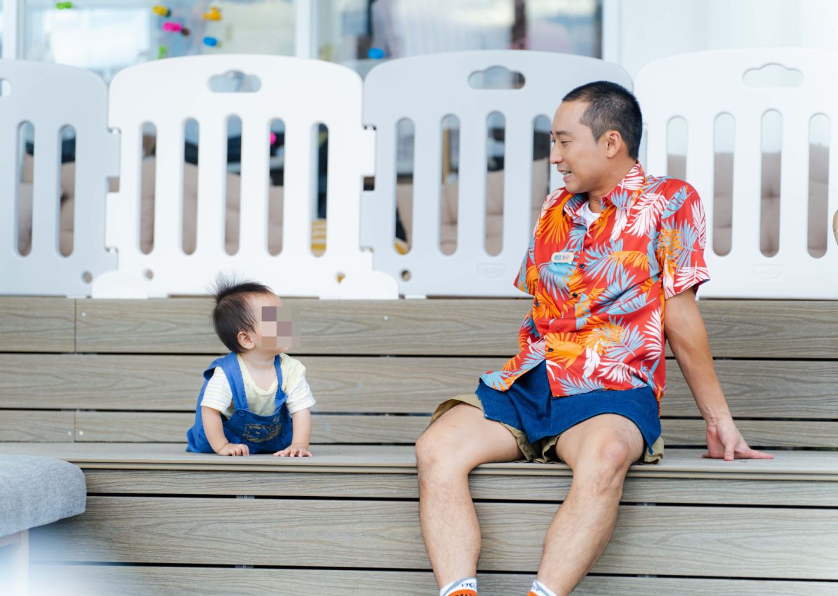 ▲浩子當一日保姆，犧牲爬行遭寶寶瞪。（圖／好看娛樂提供）