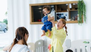 ▲店長吳映潔迎接週歲寶寶光臨。（圖／好看娛樂提供）