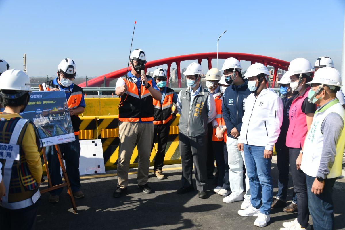 ▲侯友宜視察三鶯大橋改建工程進度，表示主橋將在15日起開放通行，紓解交通壅塞情形。（圖 ／記者吳嘉億攝，2023.01.13）