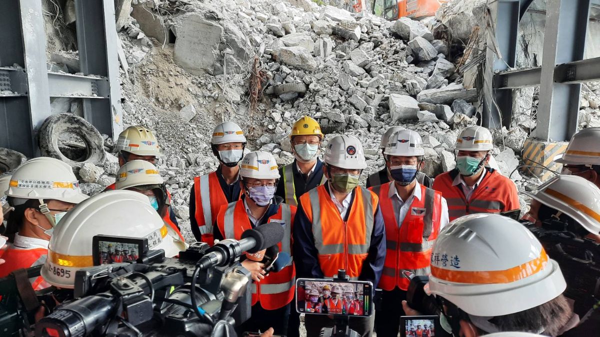 ▲王國材表示，目前搶修進度略為超前，能依照計畫在15日下午搶通。（圖／公路總局提供）