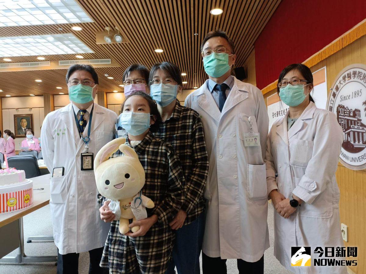 ▲台大醫院今（13）日分享，一名11歲女童廖小妹已呼吸衰竭，依賴葉克膜長達4個月，但在經過父母各捐出一半肺葉，進行活體肺葉移植後，現在3人狀況接恢復良好。（圖／記者許若茵攝，2023.01.13）
