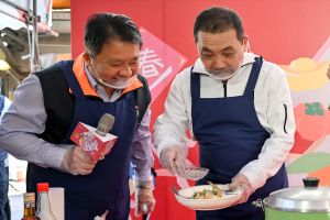 ▲侯友宜出席年節活動宣傳記者會，現場料理開運年菜「清蒸白鯧」，祝福各行各業生意昌隆。（圖 ／新北市政府市場處提供）