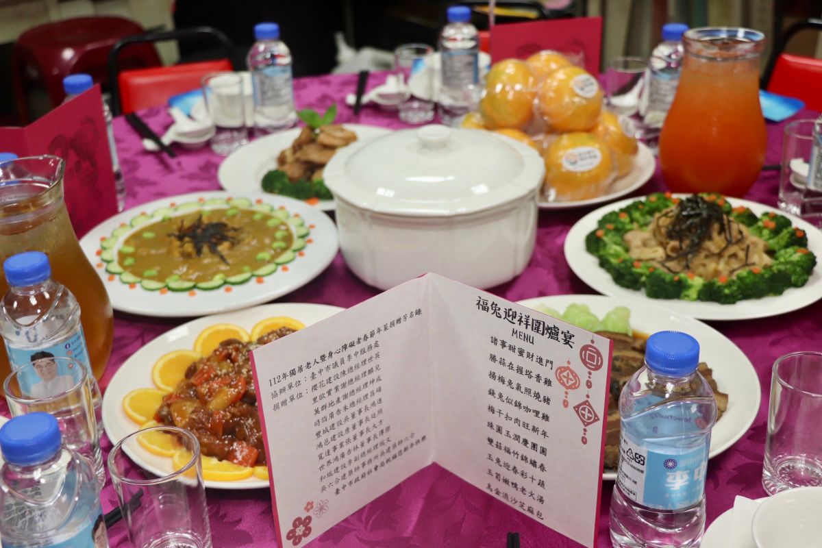 ▲中市議員李中號召熱心企業聯合捐贈百萬元，送暖給350位弱勢獨居長輩年菜(圖／李中服務處提供2023.1.13)