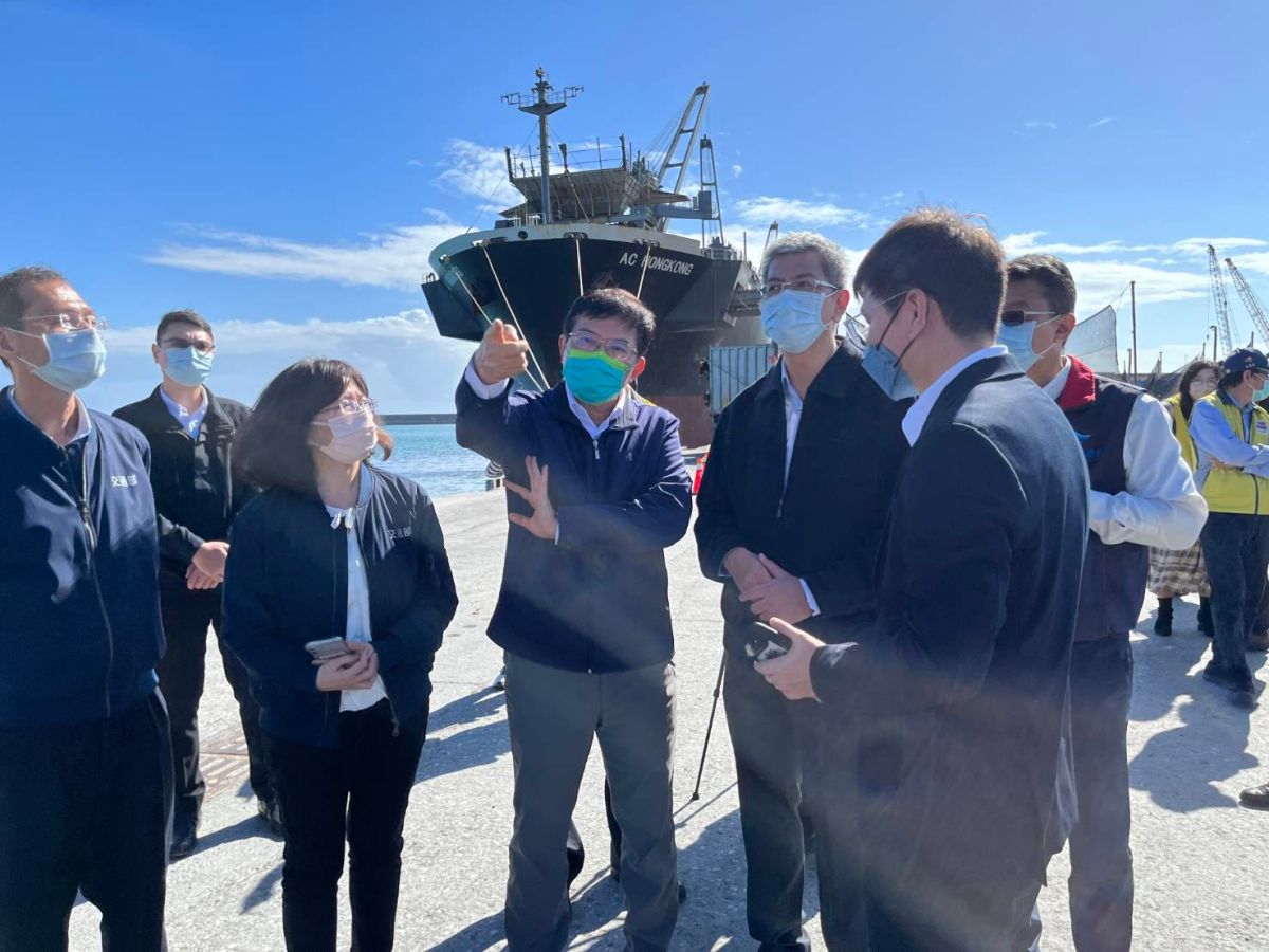 ▲王國材（左4）於上午11點前往花蓮港，視察海運疏運，目前緊急調度的合富快輪、台北快輪及凱旋8號，已安排今日中午由花蓮開航至蘇澳。（圖／航港局提供）