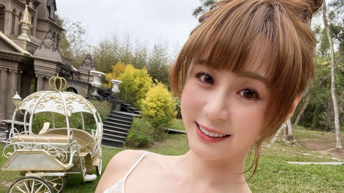 ▲啦啦隊女神短今，今日又曬出一件純白透視服裝，再度引發討論。（圖／翻攝短今IG）